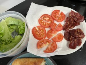 ベーコン、レタス、トマトを準備するイメージ