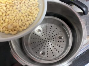 水を替えて圧力鍋で蒸すイメージ