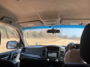 見通しのいい未舗装道路イメージ