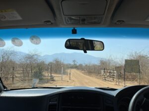 看板の付いたゲートイメージ