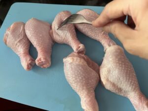 洗ったチキンにフォークで穴を開けておくイメージ