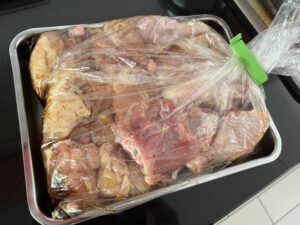 味付けして前日の夜まで冷凍しておくイメージ