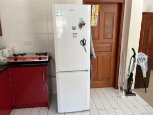 壊れた冷蔵庫イメージ