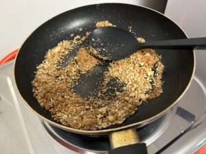 パン粉をキツネ色になるまで炒るイメージ