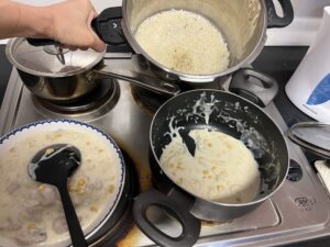 作っておいたものを合わせて鍋で温めるイメージ